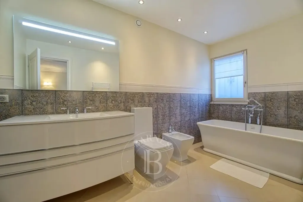 Salles de bain - Villa Luxueuse avec Vue Mer et Montagnes à Cap d'Antibes