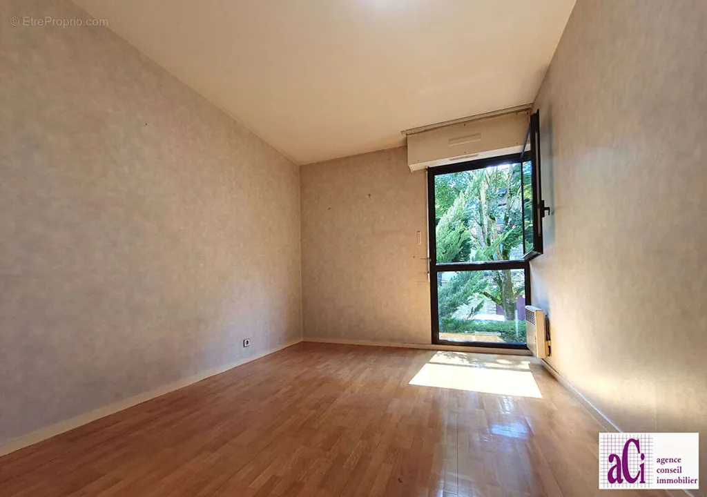 Toad - 4-Piece Apartment with Balcony in Chatillon