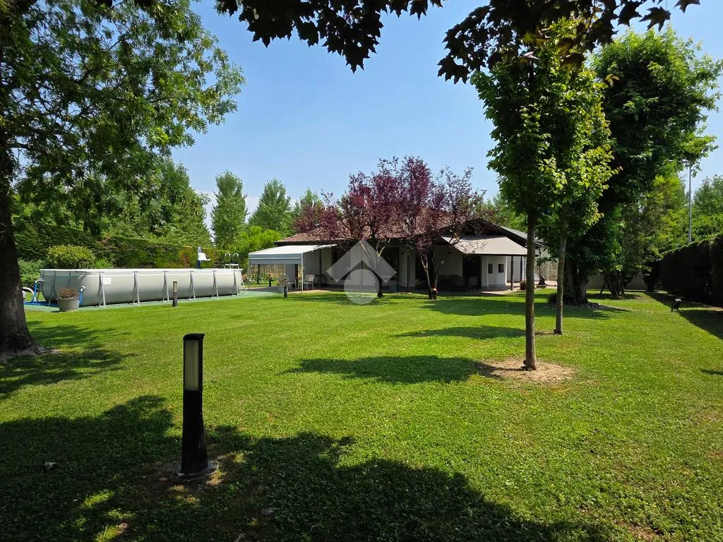 Aed - Villa with Private Park in Borgoforte