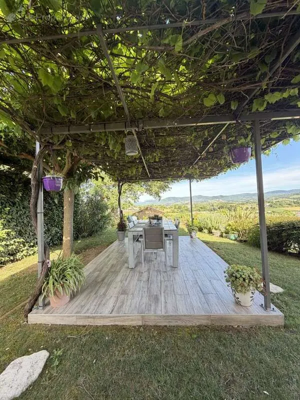 Terrasse - Villa Traditionnelle avec Piscine à Chomérac