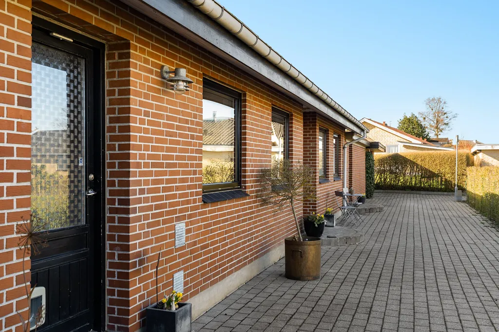 Extérieur - 1-Plan Villa with South-Facing Terrace in Quiet Area
