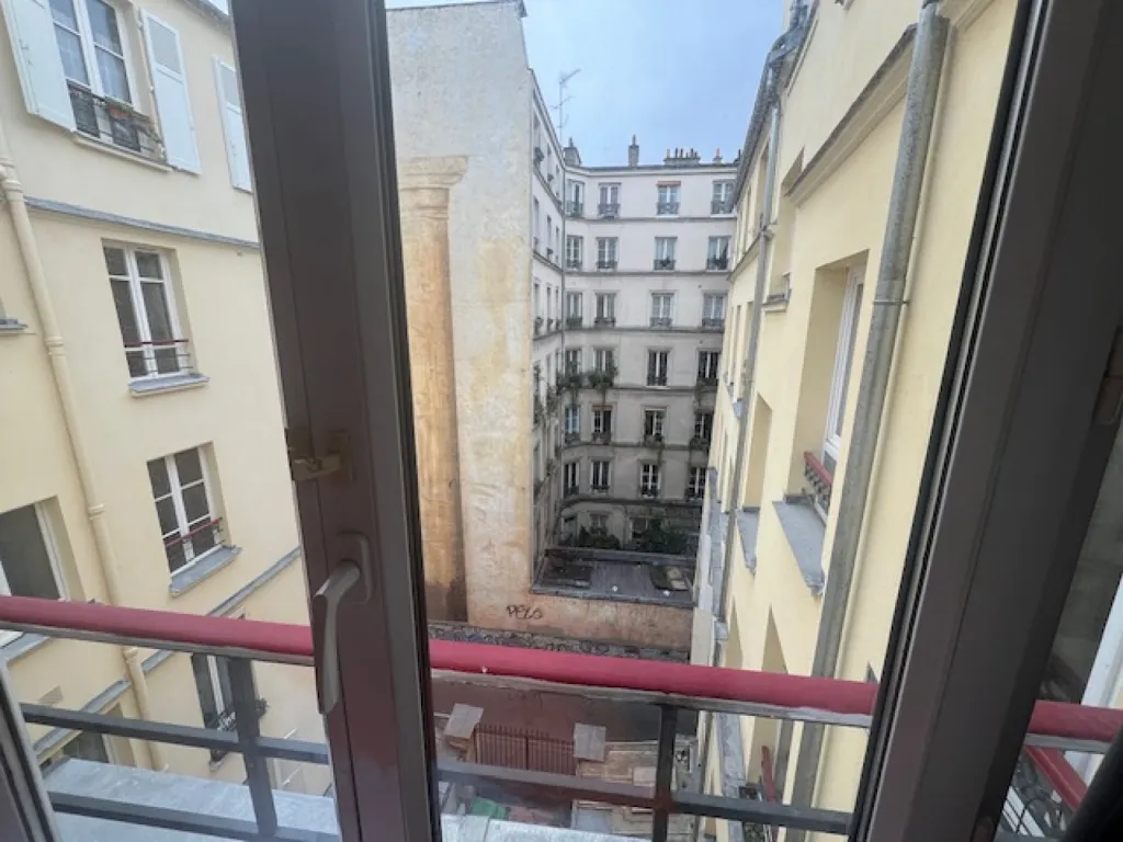Balcon - Appartement 2 Pièces avec Cour Pavée à Paris 10ème