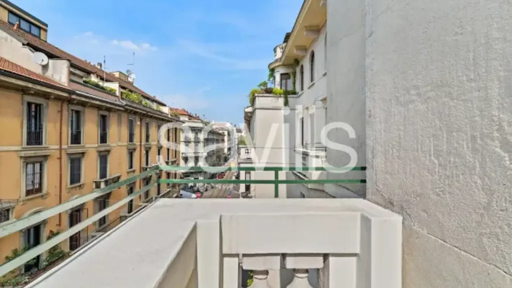 Balcon - Restored Triplex with Balcony in Milan