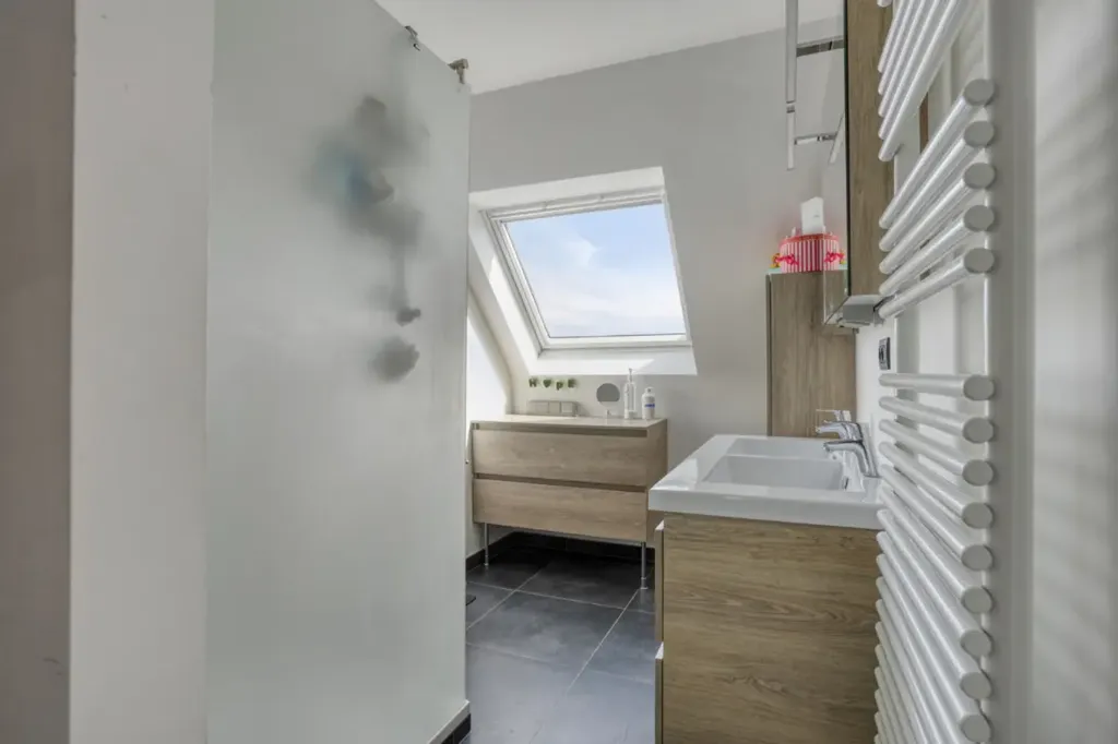 Salles de bain - Duplex Entièrement Rénové avec Terrasse à Wemmel
