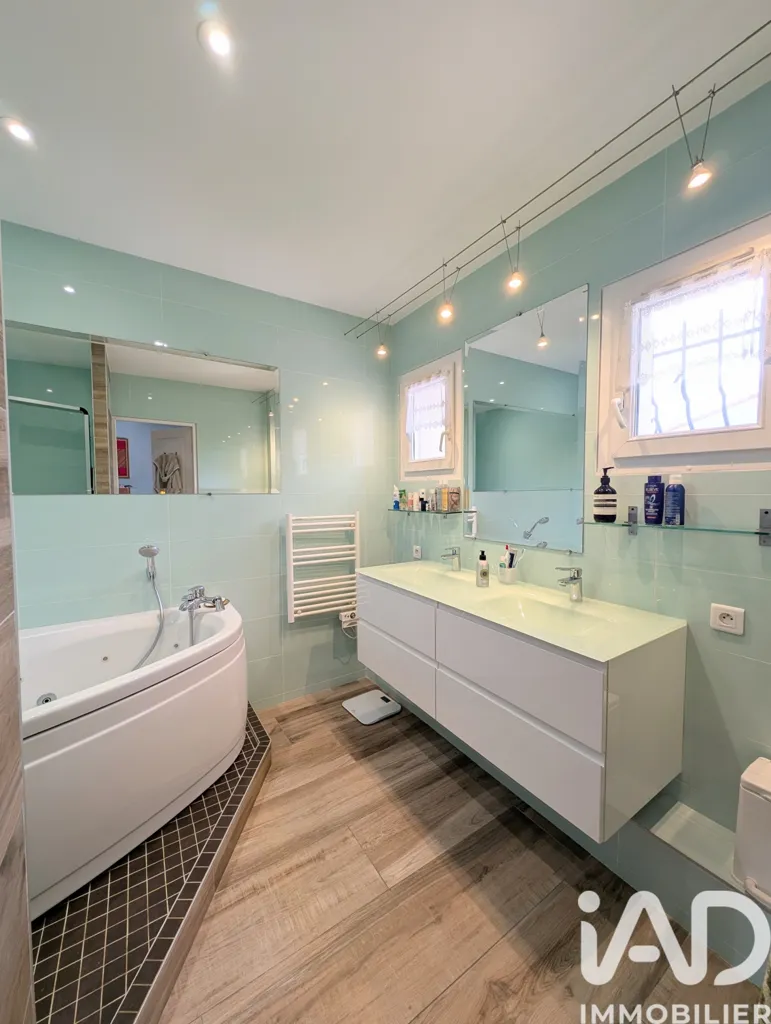 Salles de bain - Maison Traditionnelle avec Piscine à Cornebarrieu