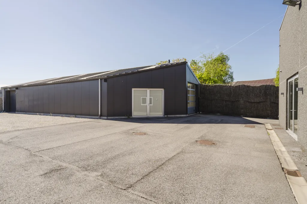 Extérieur - Showroom avec atelier et parking à Zwevegem