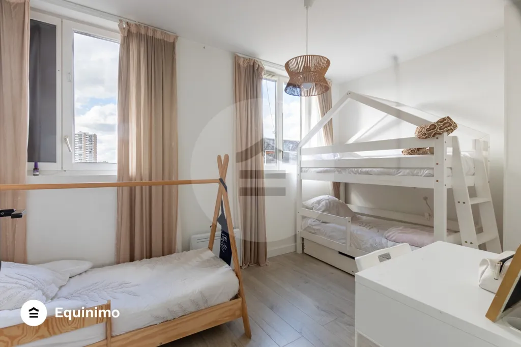 Bedrooms - Duplex Flat with Balcony and Terrace in Paris