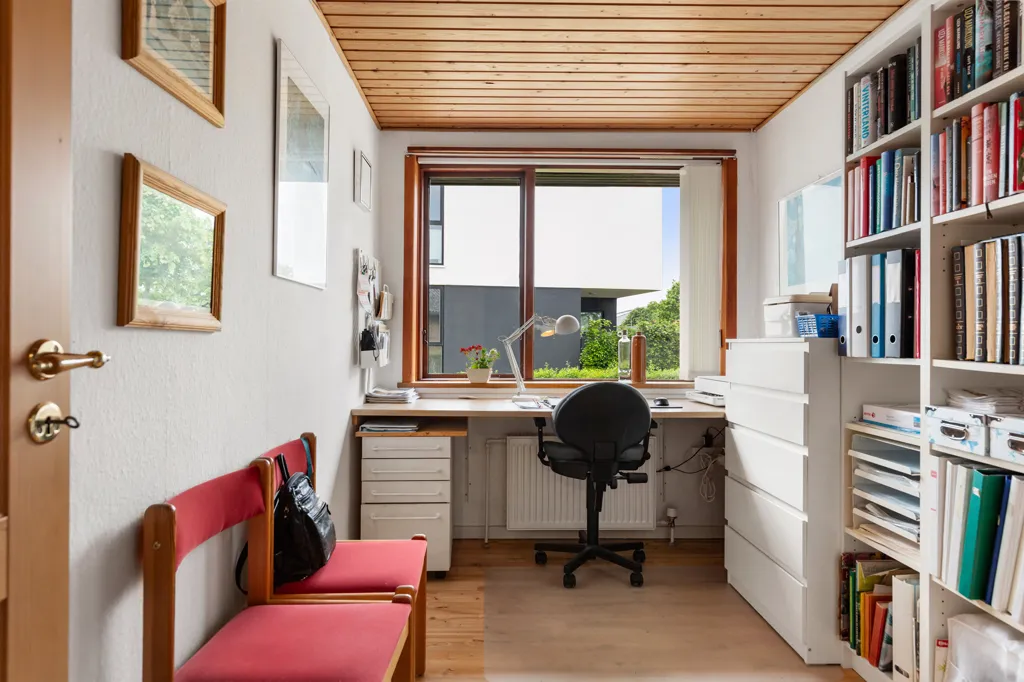 Bureau - Gulston Villa with Central Location in Aabybro