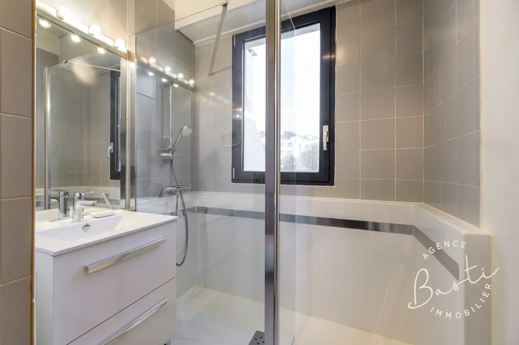Salles de bain - Appartement 4 Pièces avec Terrasse Sud à Proximité de la Rue du Commandant Rolland