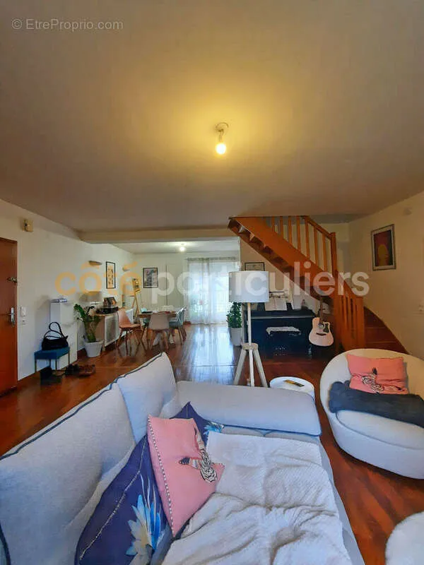 Séjour - Appartement Duplex avec Balcon à Dole
