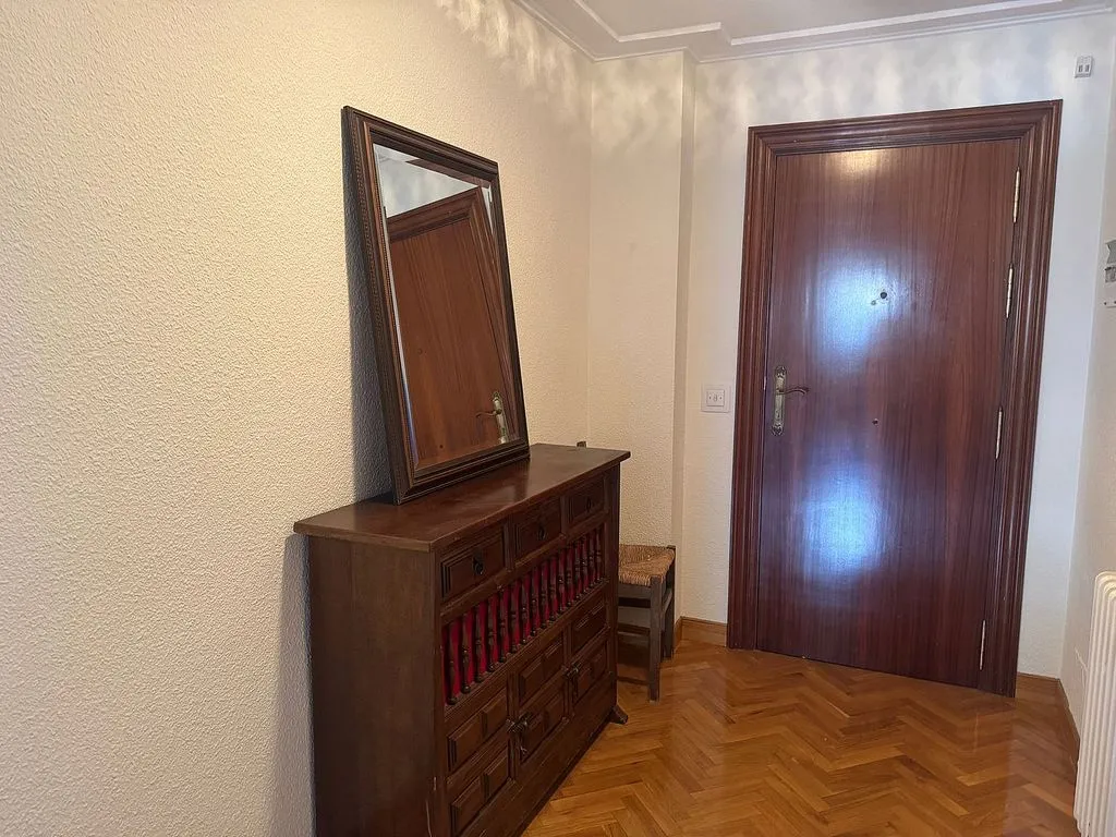 Esik - Apartment with Balcony in Noáin