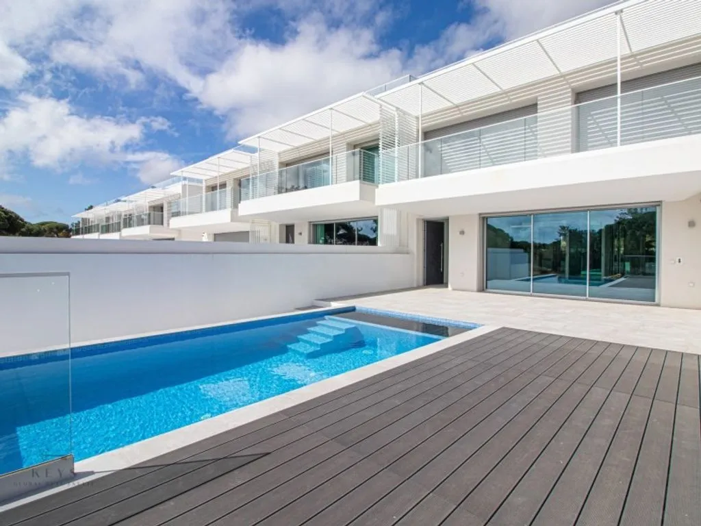 Bassein - Contemporary Villa with Infinity Pool in Vilas Alvas