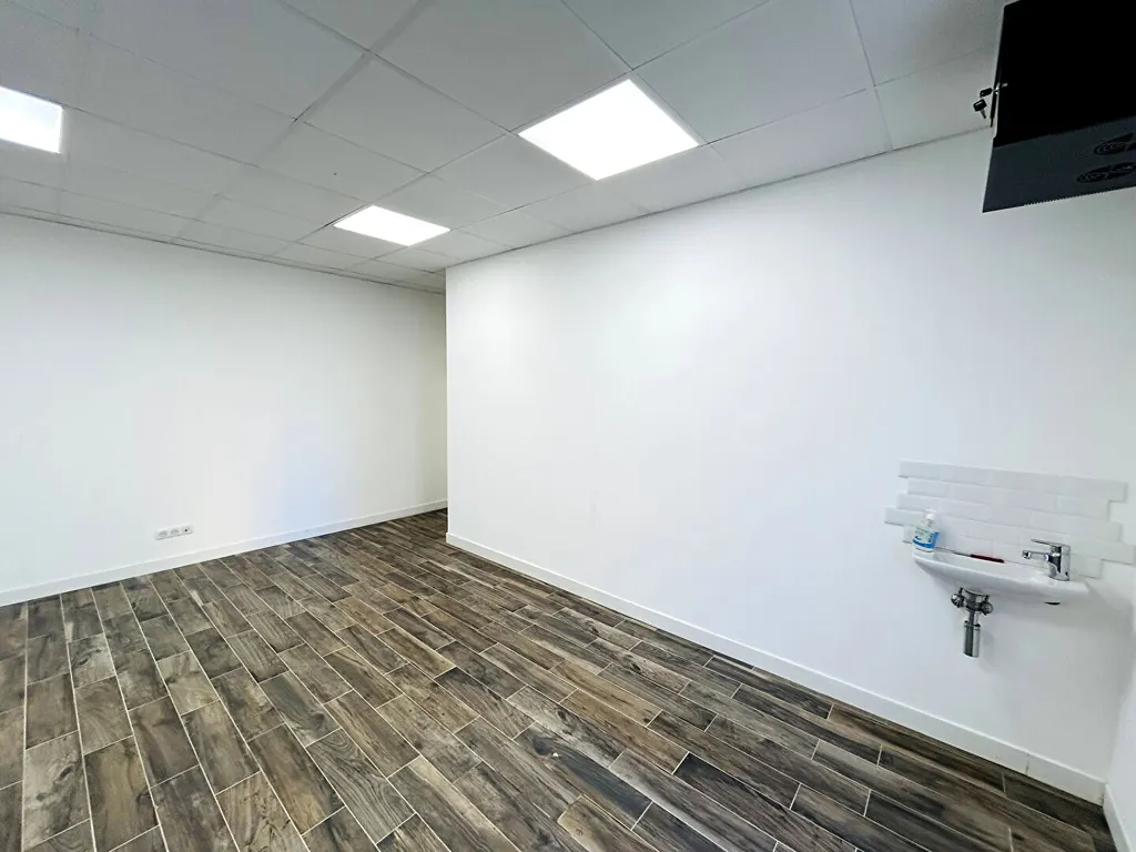 Kabinet - Commercial Unit with High Visibility in Montesoro