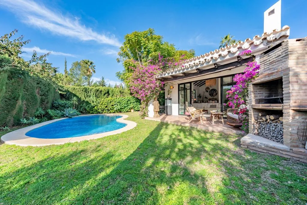 Pool - Renovated Villa with Pool in Atalaya, Estepona
