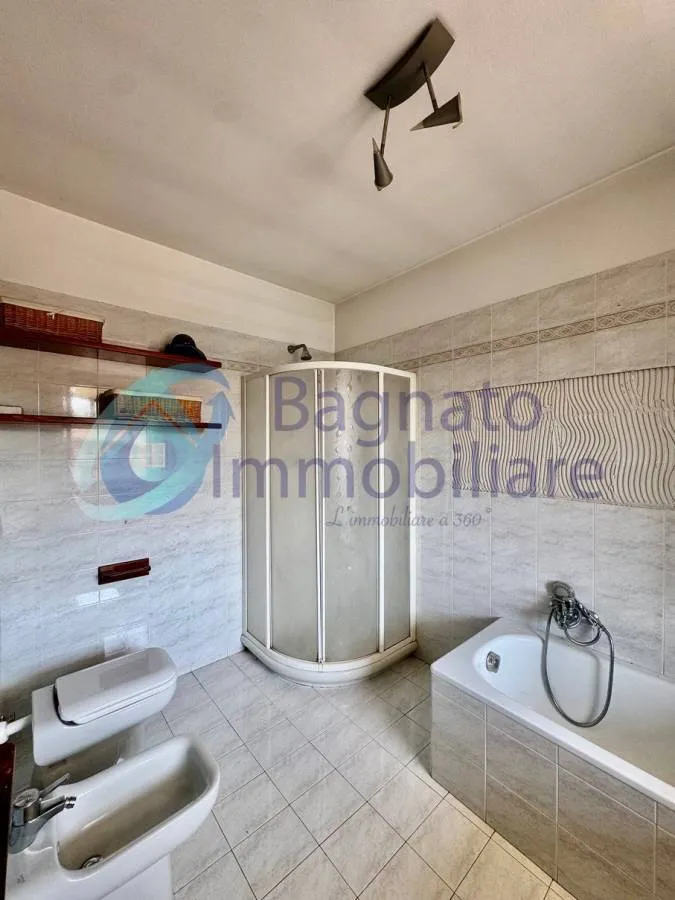 Salles de bain - Spacious Apartment with Balcony in Casalino