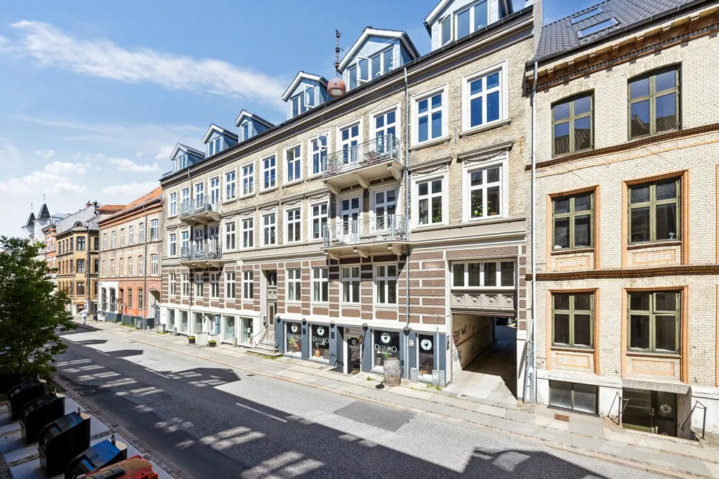 Exterior - Classical 5-Room Flat with Original Parquet in City Centre