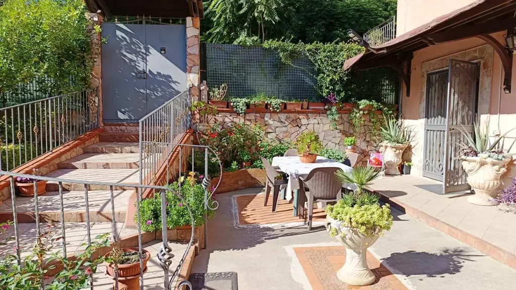 Terrass - Two-Level Apartment with Garden in Baronissi