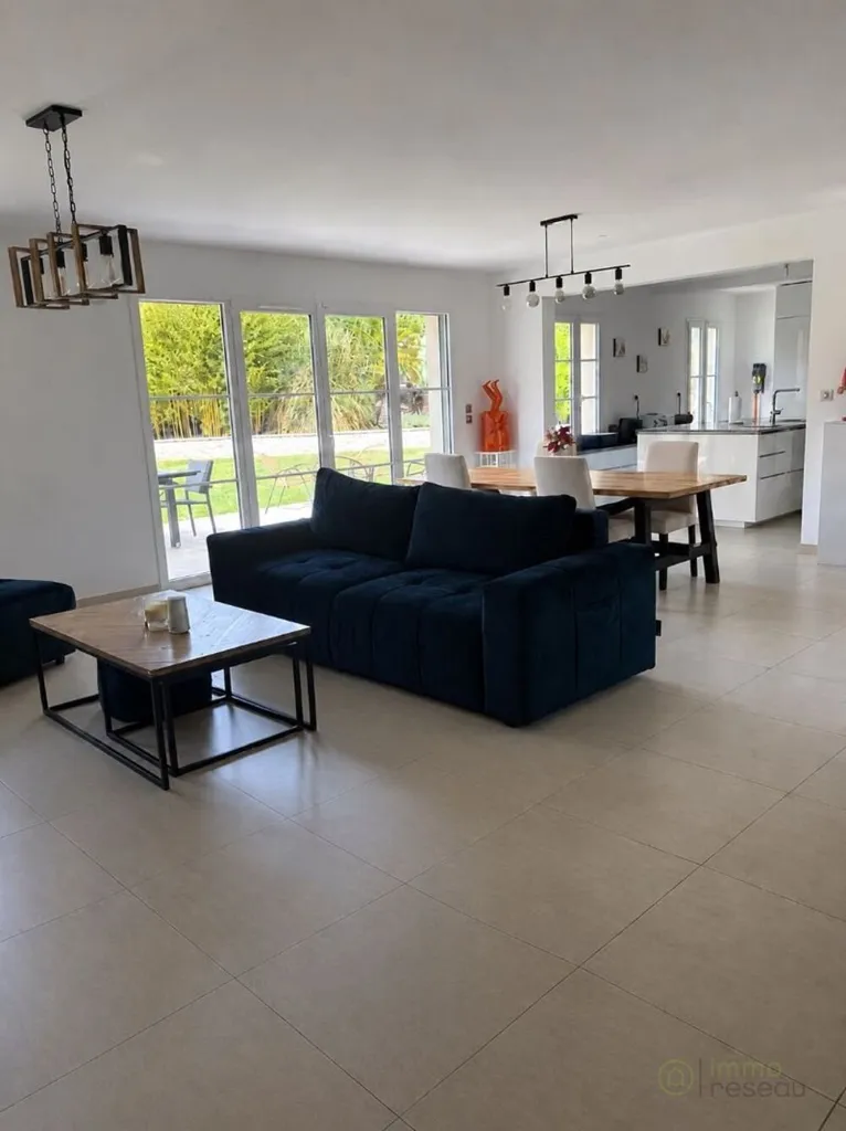 Living Room - Spacious House with Balcony in La Queue-Les-Yvelines