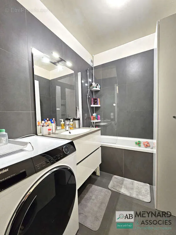 Bathrooms - Bright 3-Bed Flat with Balcony in Torcy