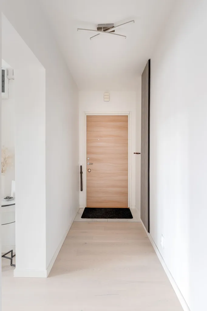 Entrée - Renovated 3-Bedroom with Balcony in Southeast