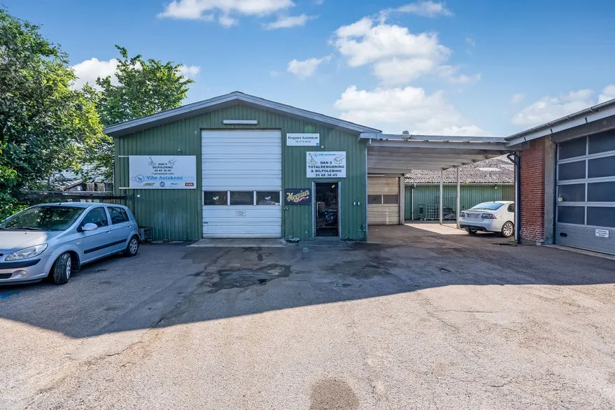 Garage - Warehouse with Additional Space in Huginnsvæg