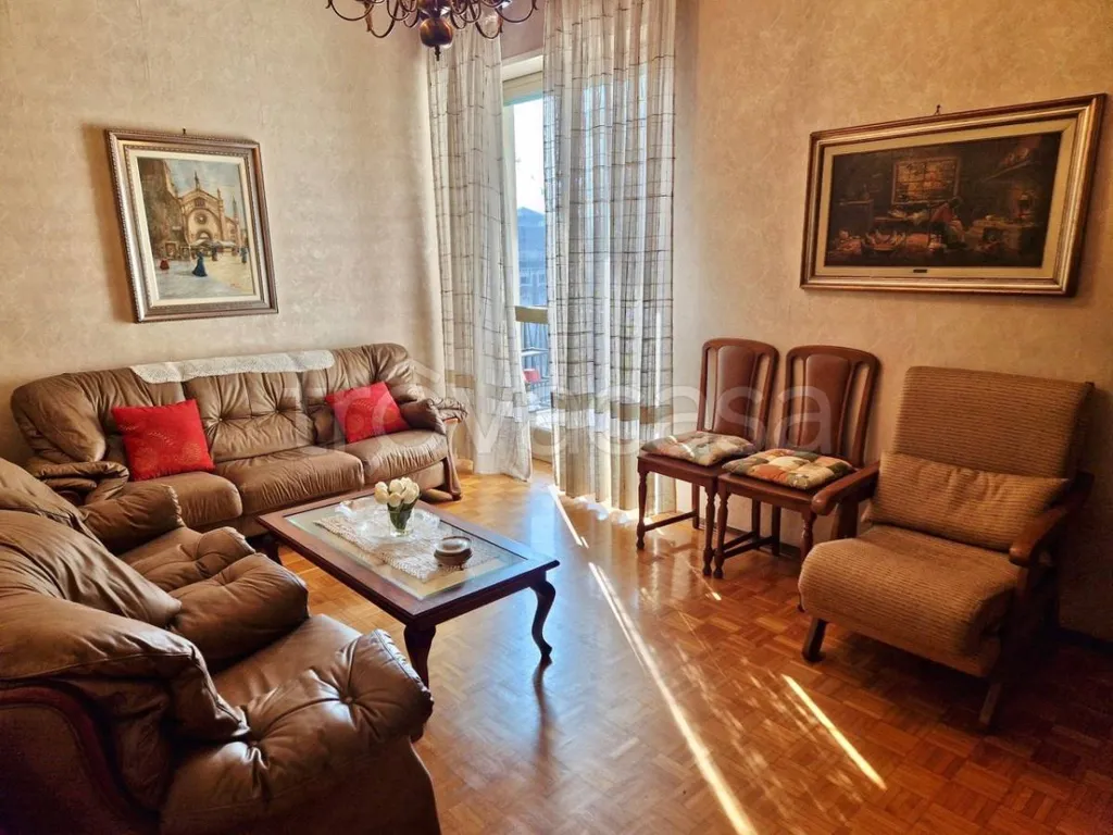 Séjour - Apartment with Three Exposures in Turin