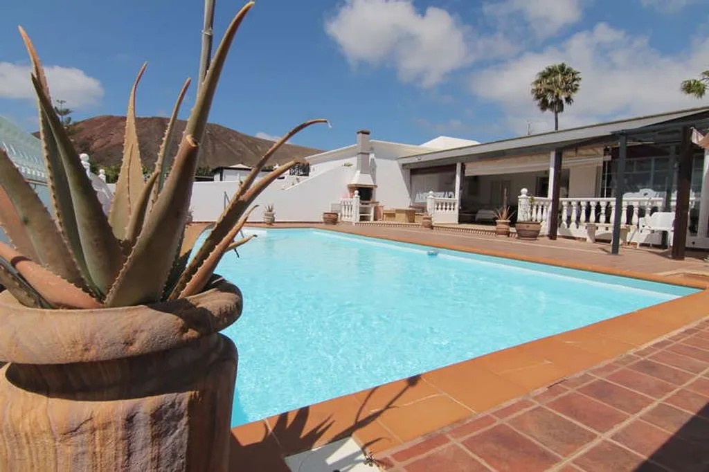 Bassein - Luxury Villa with Pool in Playa Blanca