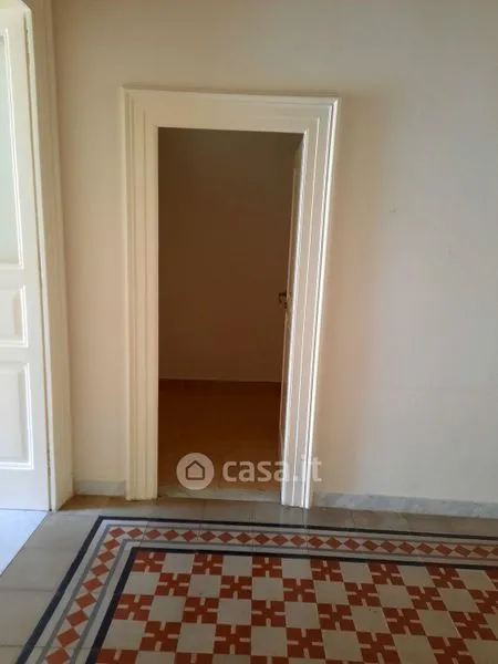 Esik - Rented Flat with Balcony in Taranto Centre