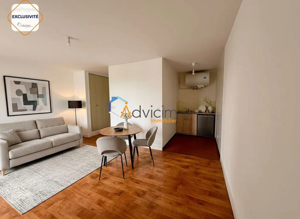 Séjour - Studio avec Balcon à Orléans, Proche Tram