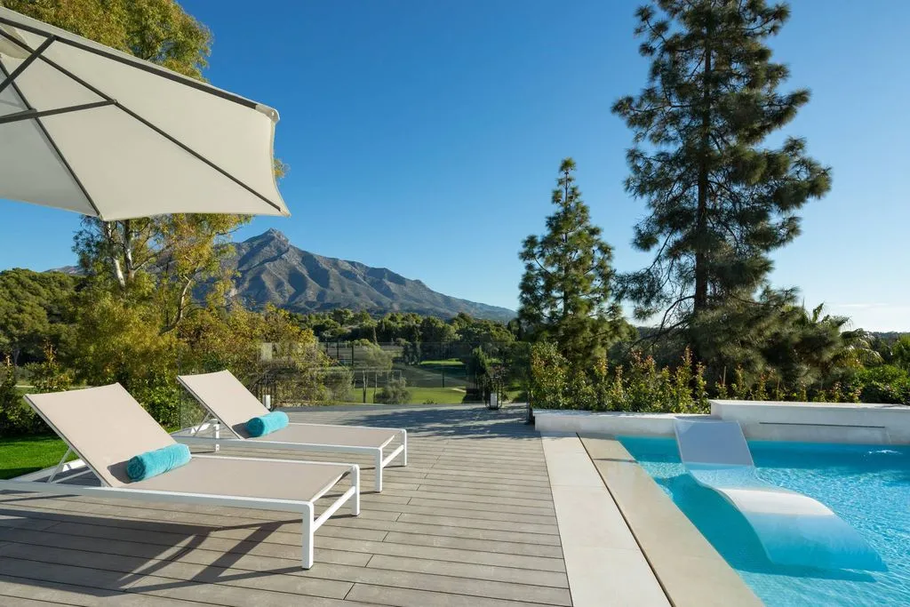Piscine - Contemporary Villa with Golf Views in Nueva Andalucía