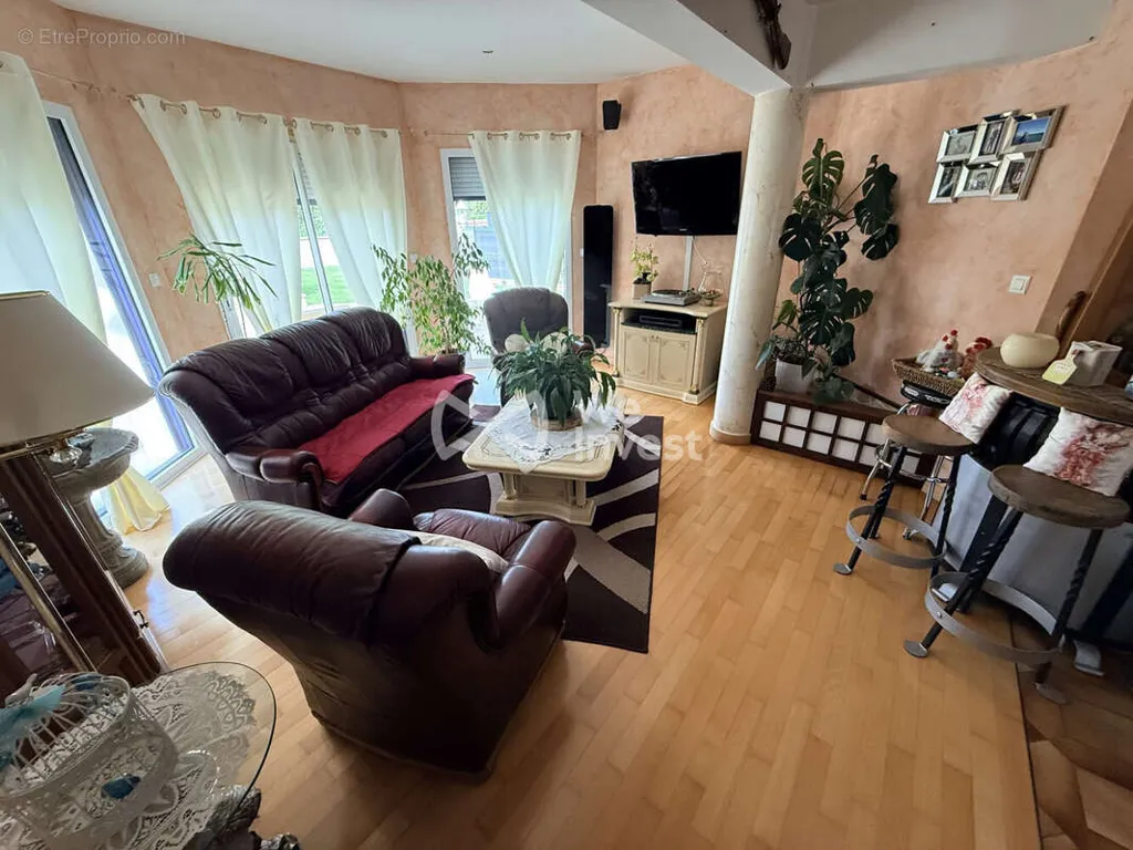 Elutuba - Well-Maintained House with Garden in Plessé