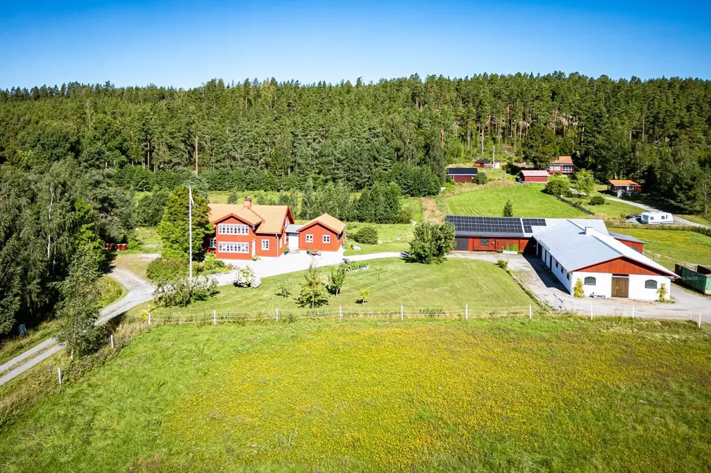 Õhuvaade - Charming Farmhouse with Stables in Västra Sund