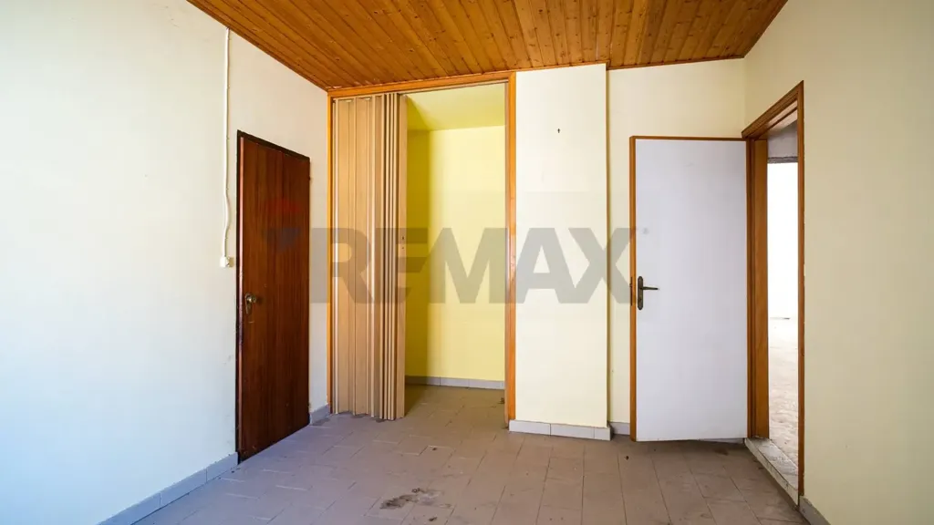 Entrée - Commercial Space with Apartments in Belpasso