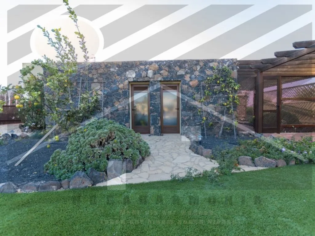 Aed - Luxury Villa with Dual Pools in Lajares