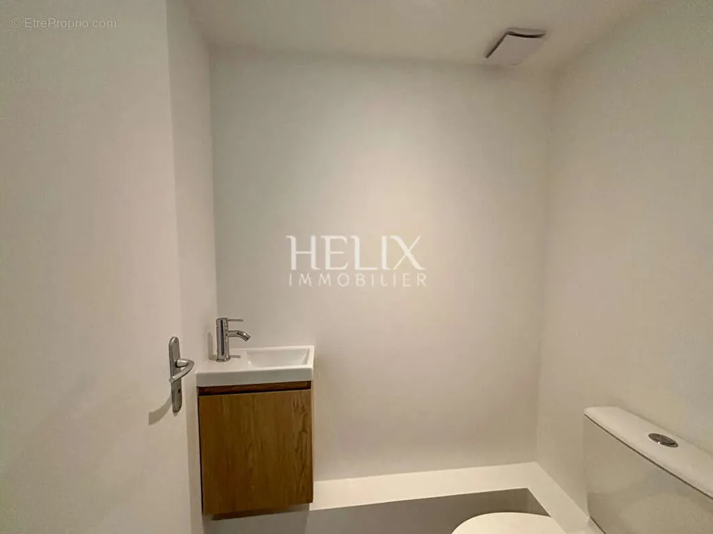 Bagni - Commercial Space with Terrace in Saint-Germain-en-Laye