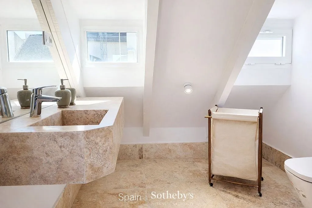 Bathrooms - Contemporary Flat with Terrace in Salamanca
