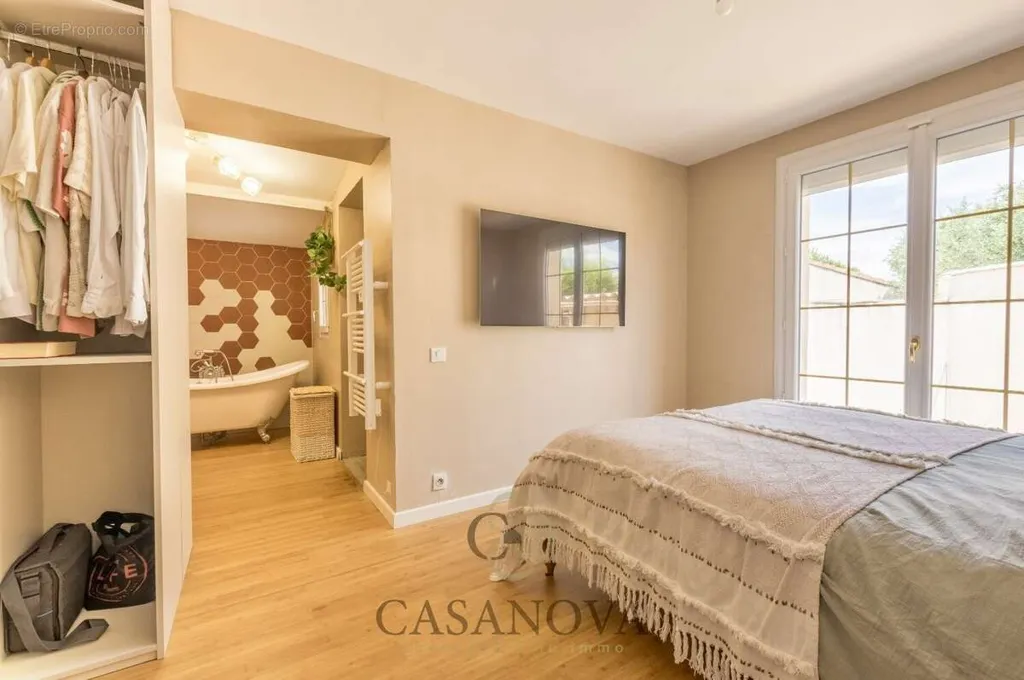 Bedrooms - Villa with Pool and Jacuzzi in Residential Area