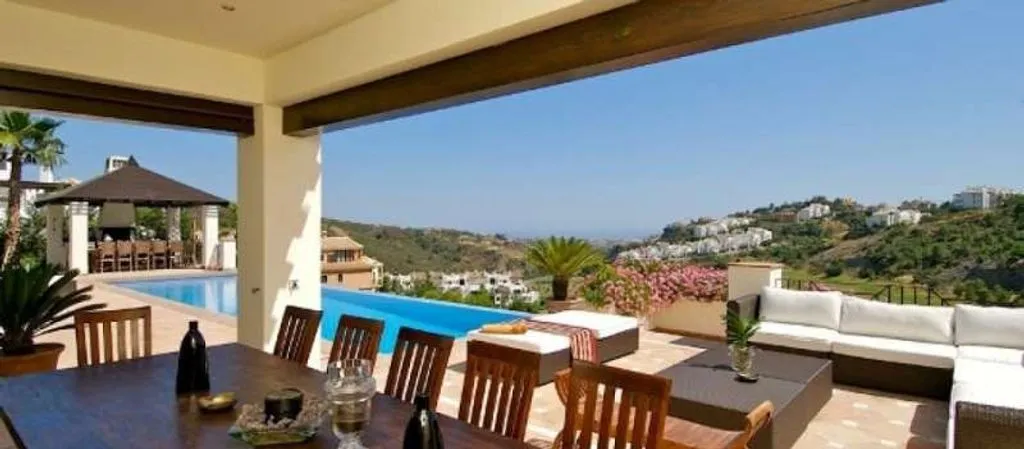 Terrass - South-Facing Villa with Infinity Pool in Marbella