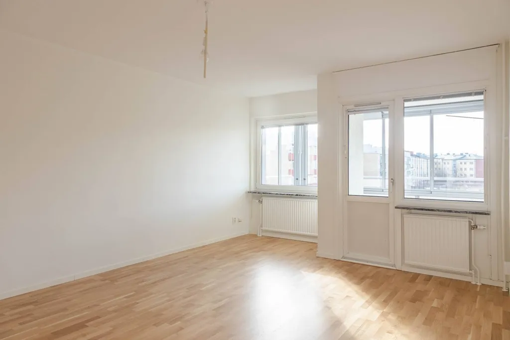 Modern Flat with South-Facing Balcony in Norr