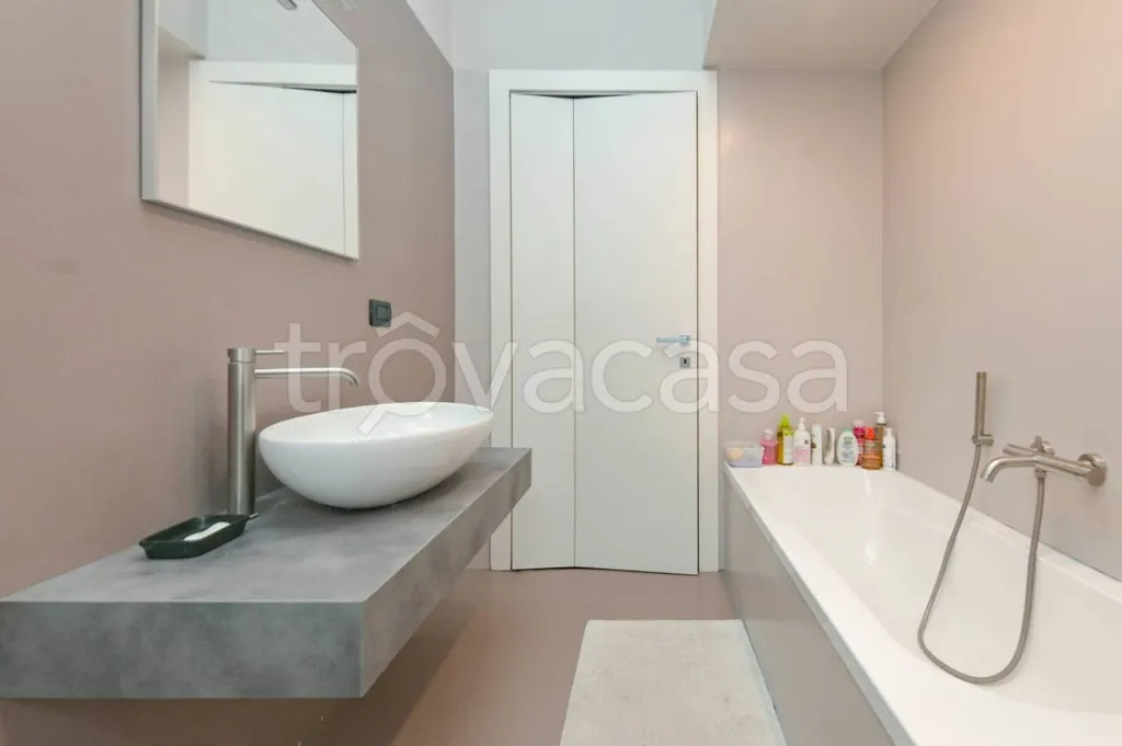Salles de bain - Ground Floor Apartment with Balcony in Pino Torinese