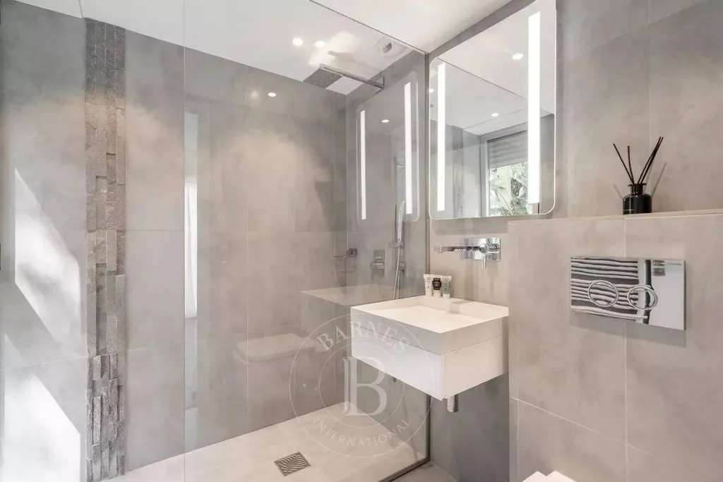 Salles de bain - Villa Moderne Vue Panoramique à Super Cannes