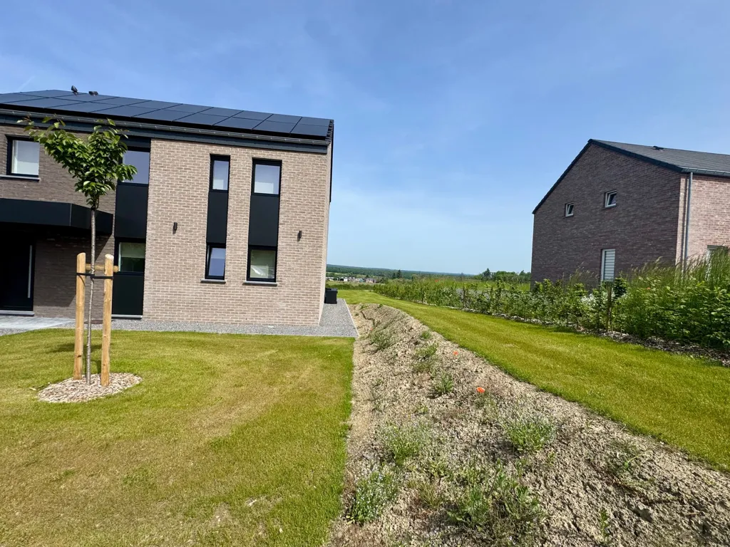Välivaade - New Build House with Solar Panels in Marche