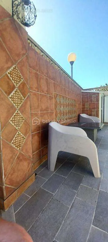 Terrasse - Villa Traditionnelle avec Studio et Piscine à Vendre