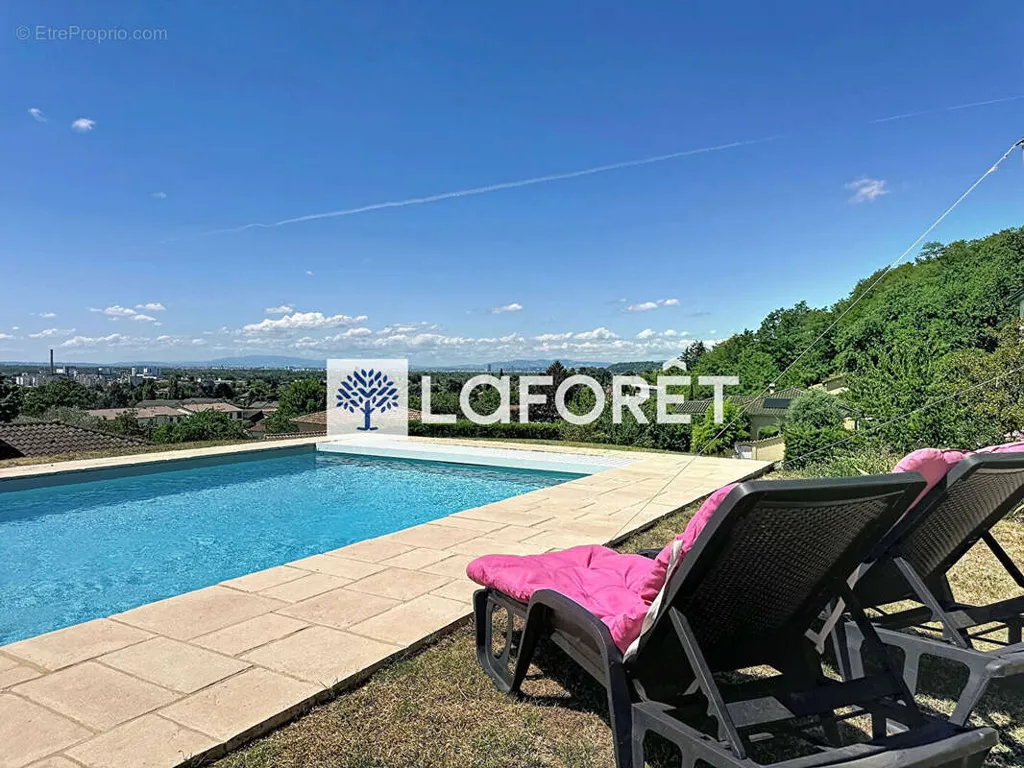 Bassein - 7-Piece House with Pool in Beynost