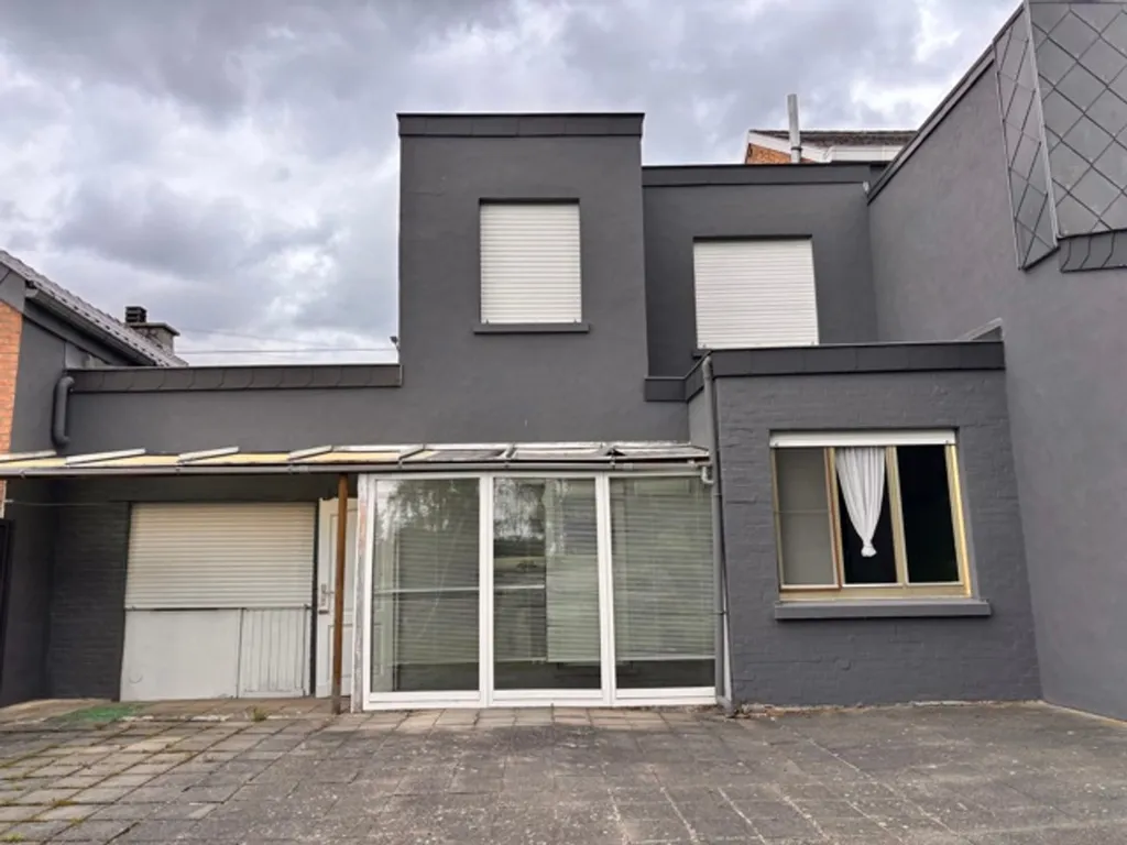 Extérieur - Maison à Rafraîchir avec Grand Garage à Hognoul