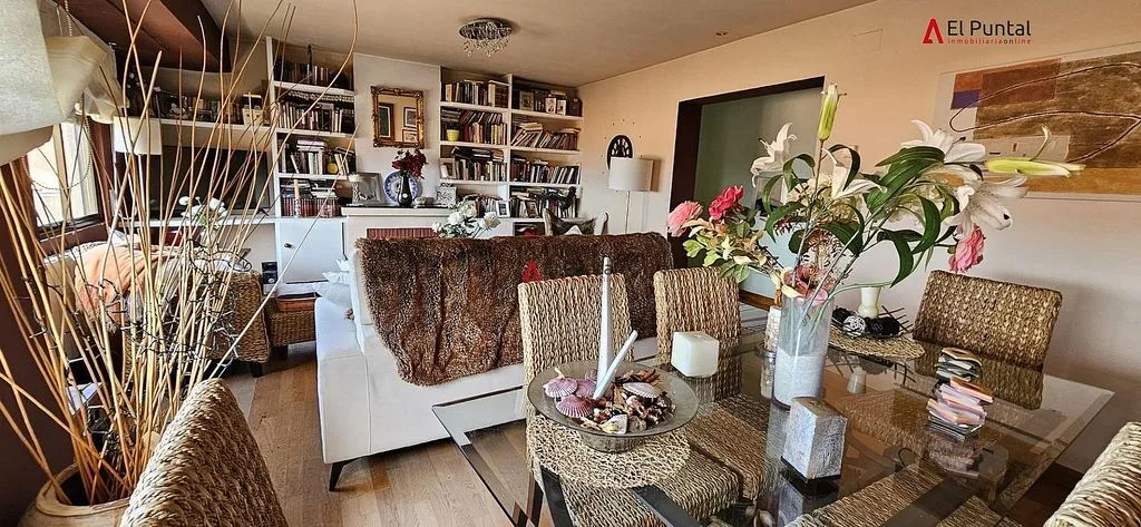 Salle à manger - Bay View Flat with Garage in City Centre