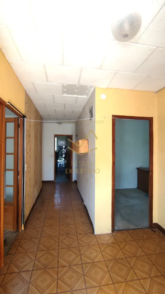 Entrée - Maison de Plain Pied avec Dépendances en Campagne à Cheval-Blanc
