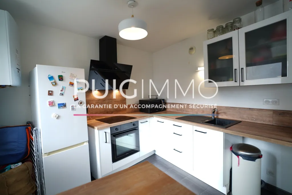 Cucina - Modern Flat with Balcony in Quiet Building