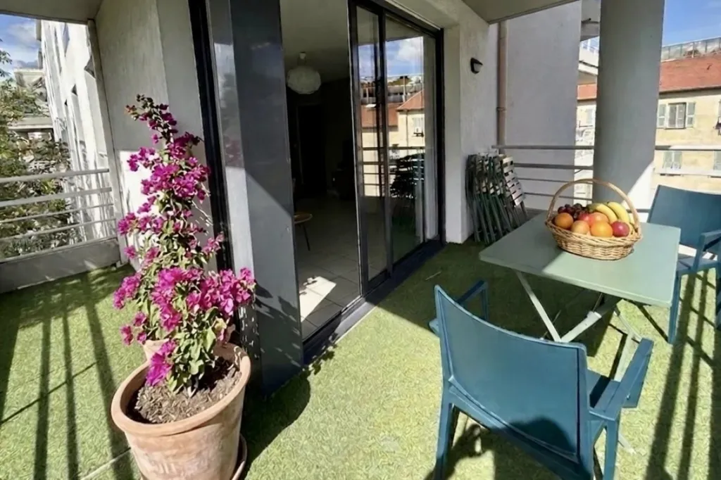 Terrass - 3-Bed Apartment with Terrace in Nice