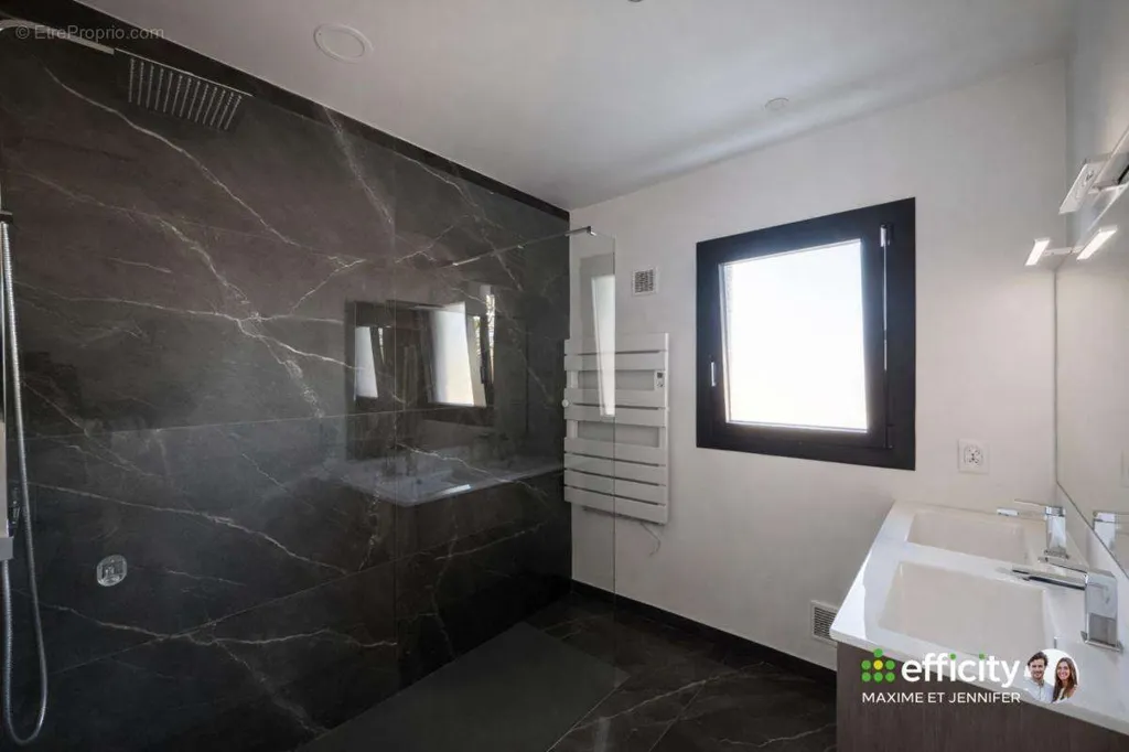Salles de bain - Villa Rénovée avec Piscine à Azur